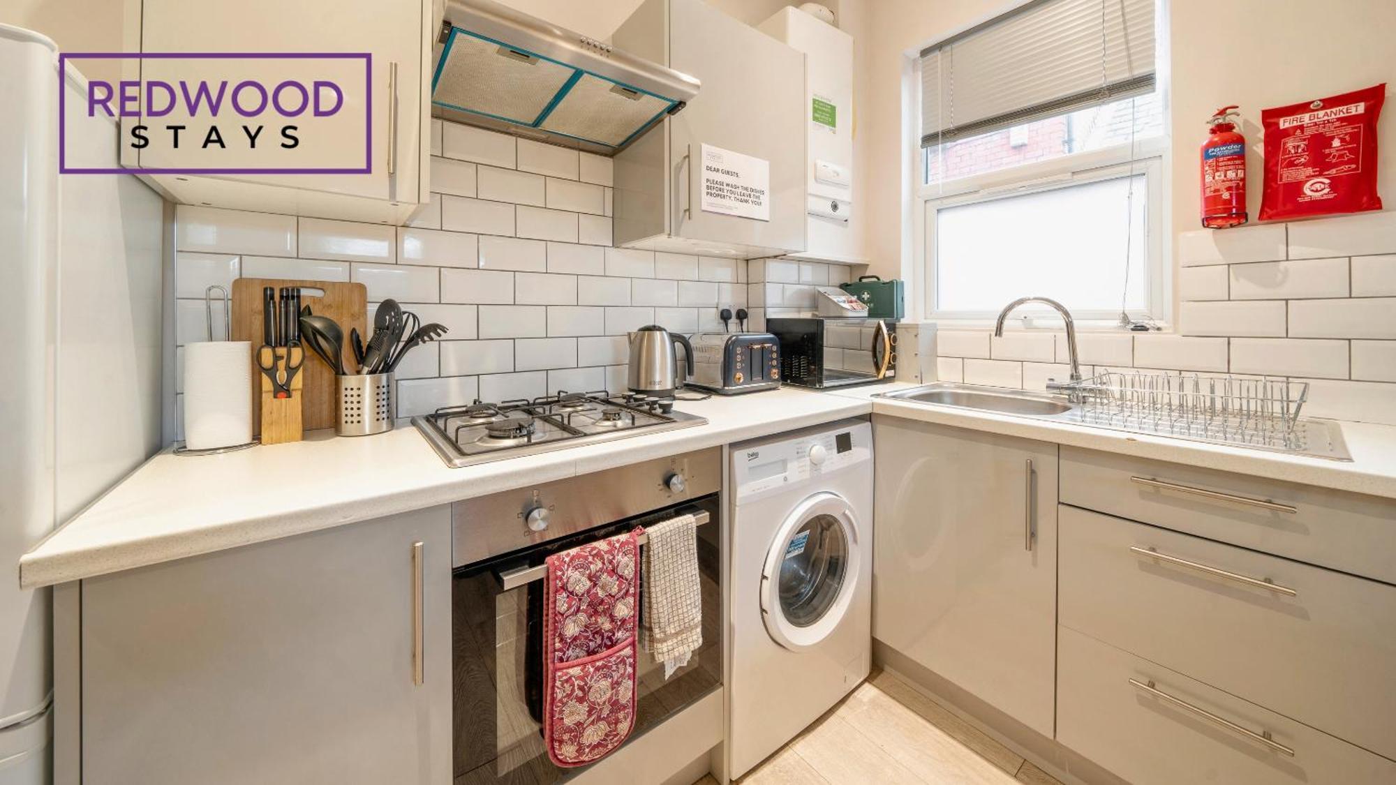 Newly Refurbished Everest Lodge Serviced Apartments For Contractors & Families, Free Wifi & Netflix By Redwood Stays Farnborough  Exterior photo